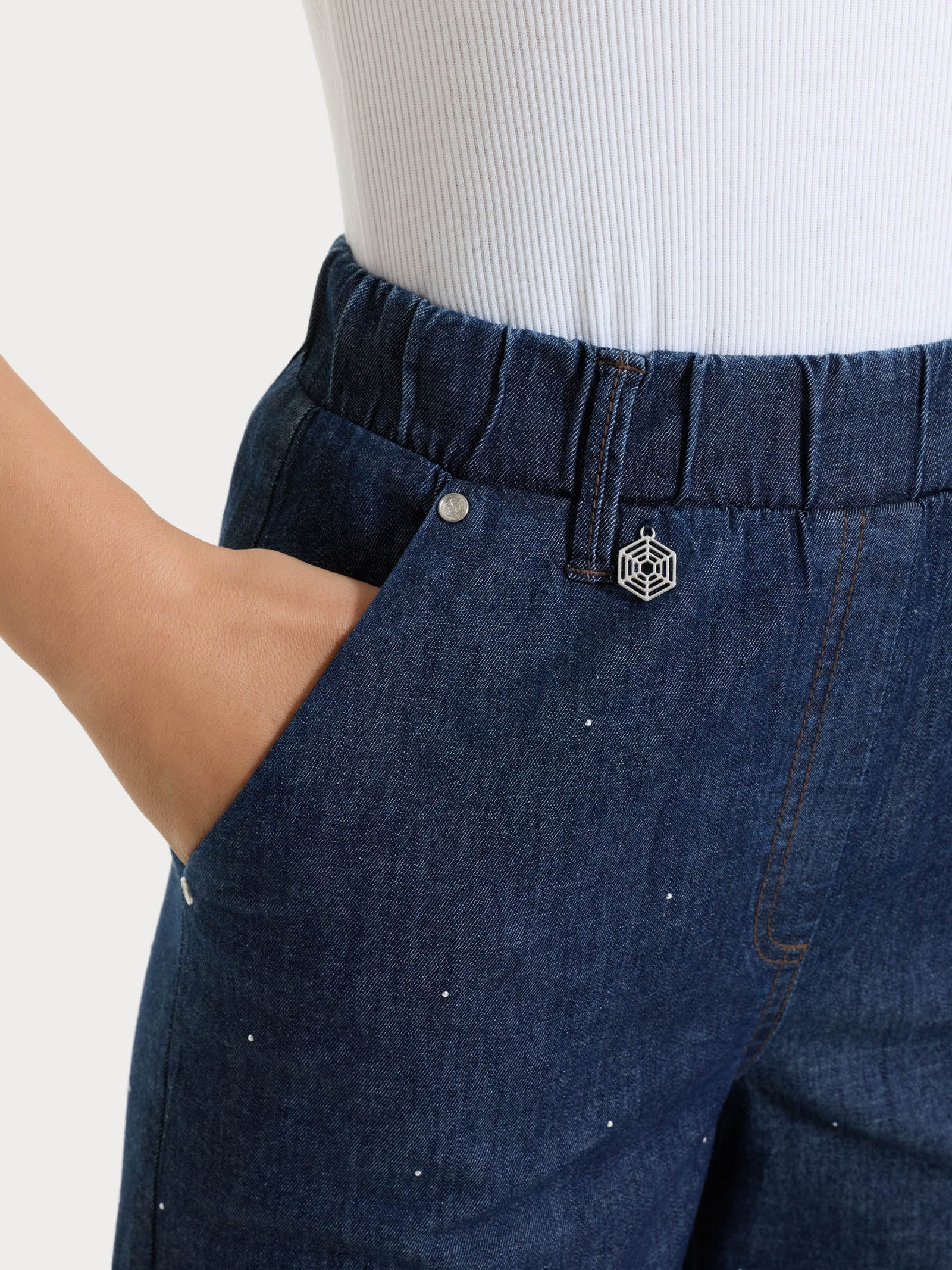 Jeans ampio alla caviglia con strass in Light Denim - Indigo - Image 3